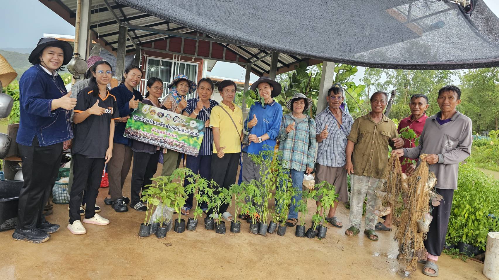 สพอ.ชาติตระการ จัดกิจกรรมเอามื้อสามัคคีพัฒนาศูนย์เรียนรู้การพัฒนาคุณภาพชีวิตตามหลักทฤษฎีใหม่ ประยุกต์สู่ "โคก หนอง นา" ณ ศูนย์เรียนรู้ โคกหนองนาพัฒนาชุมชน บ้านท่าสะแก หมู่ที่ 4 ตำบลท่าสะแก อำเภอชาติตระการ จังหวัดพิษณุโลก
