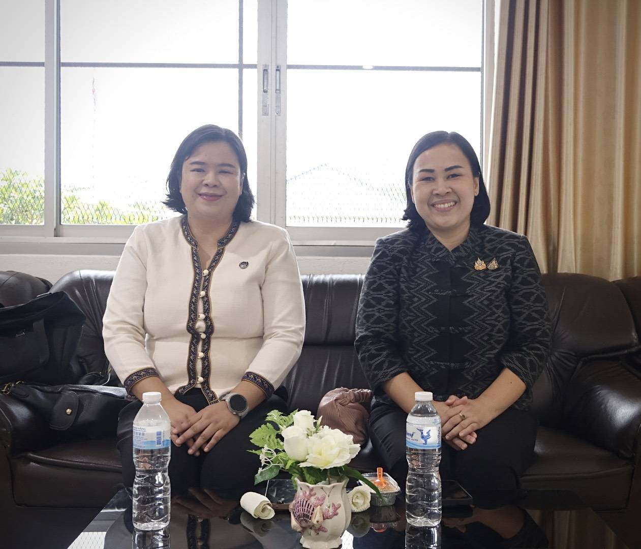 กสพอ.ชาติตระการ ร่วมกับ สพอ.ชาติตระการ​ ดำเนินโครงการส่งเสริมฝึกทักษะวิชาชีพการประดิษฐ์ดอกไม้จันทน์ อ.ชาติตระการ จ.พิษณุโลก ภายใต้โครงการขอรับการสนับสนุนเงินกองทุนพัฒนาบทบาทสตรี ประเภทเงินอุดหนุน )ทุนให้เปล่า)